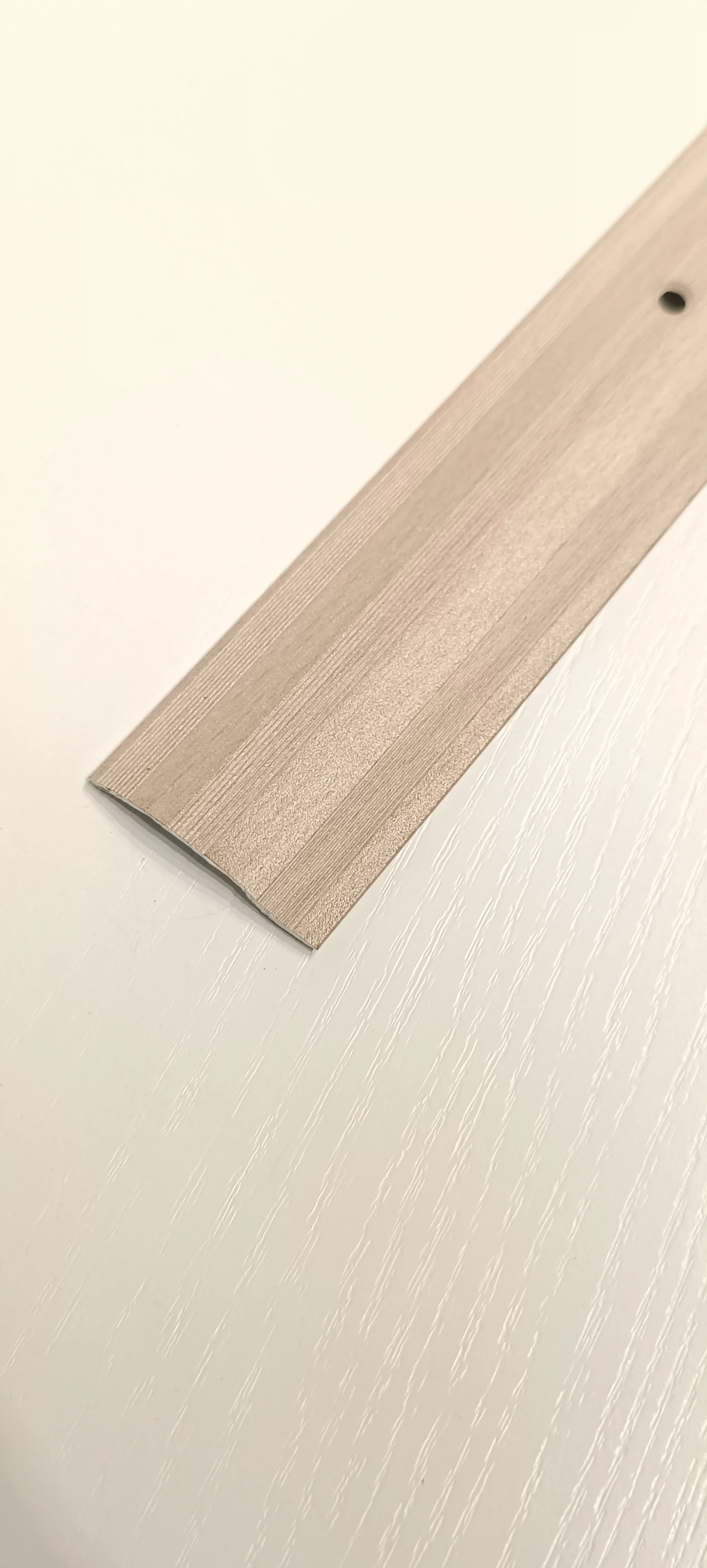 Изображение товара Порог разноуровневый алюминиевый Лука ПР 02.900.R173 39.4 мм 0.9 м Дуб выбеленный УТ000025862