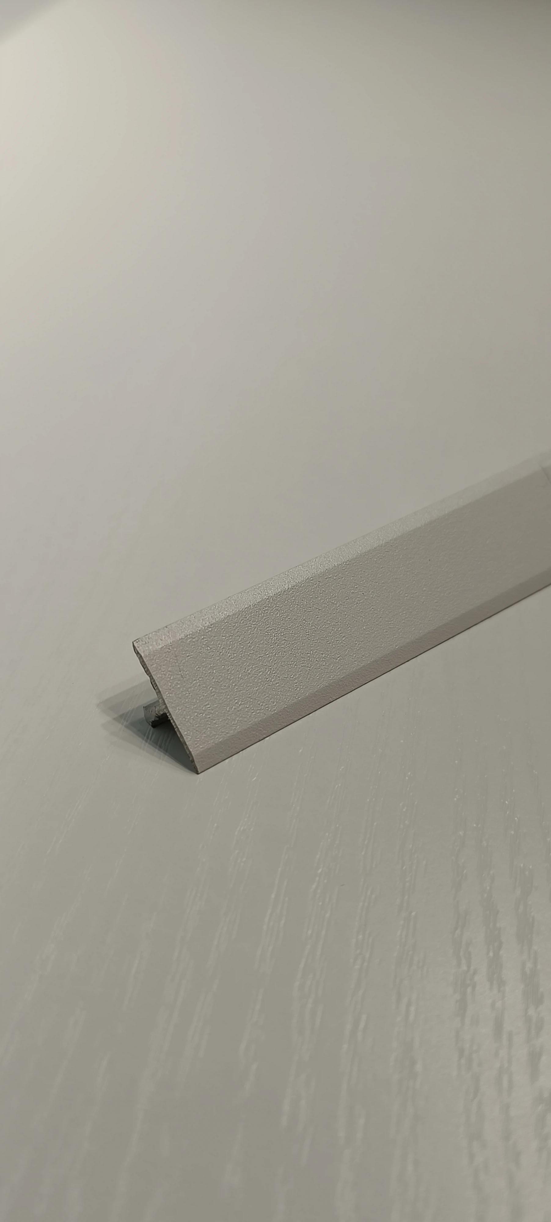 Изображение товара Порог одноуровневый алюминий 20мм 2м Лука Белый УТ000038605