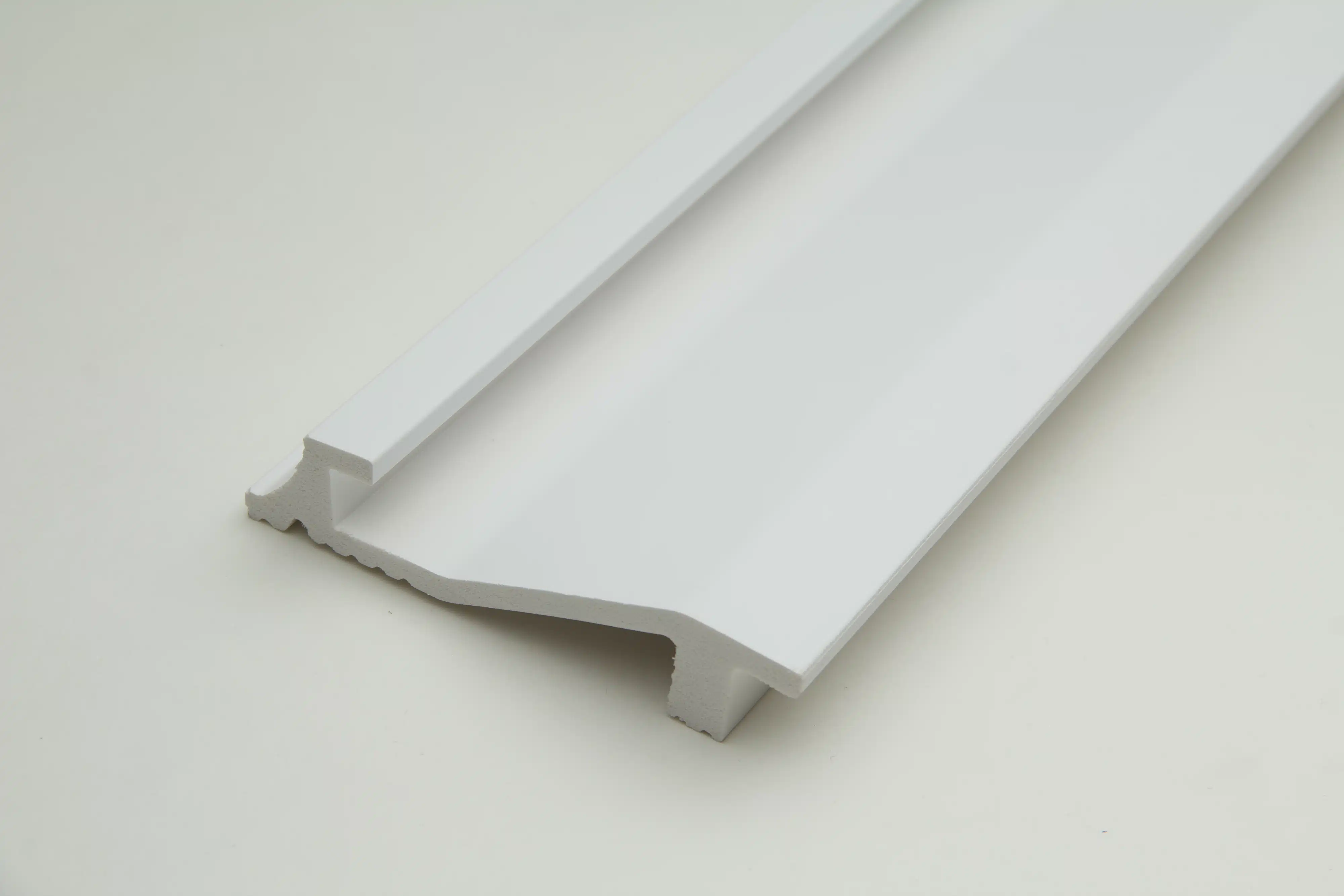 Изображение товара Плинтус СОЛИД 1 UHD 2м белый для скрытия зазоров и облицовки пола