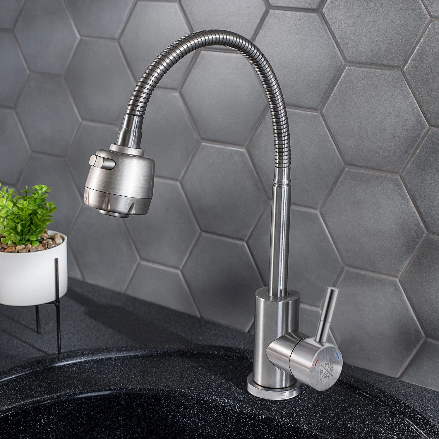 Изображение товара Рычажный кухонный смеситель SUS124 с гибким изливом и хромированным покрытием