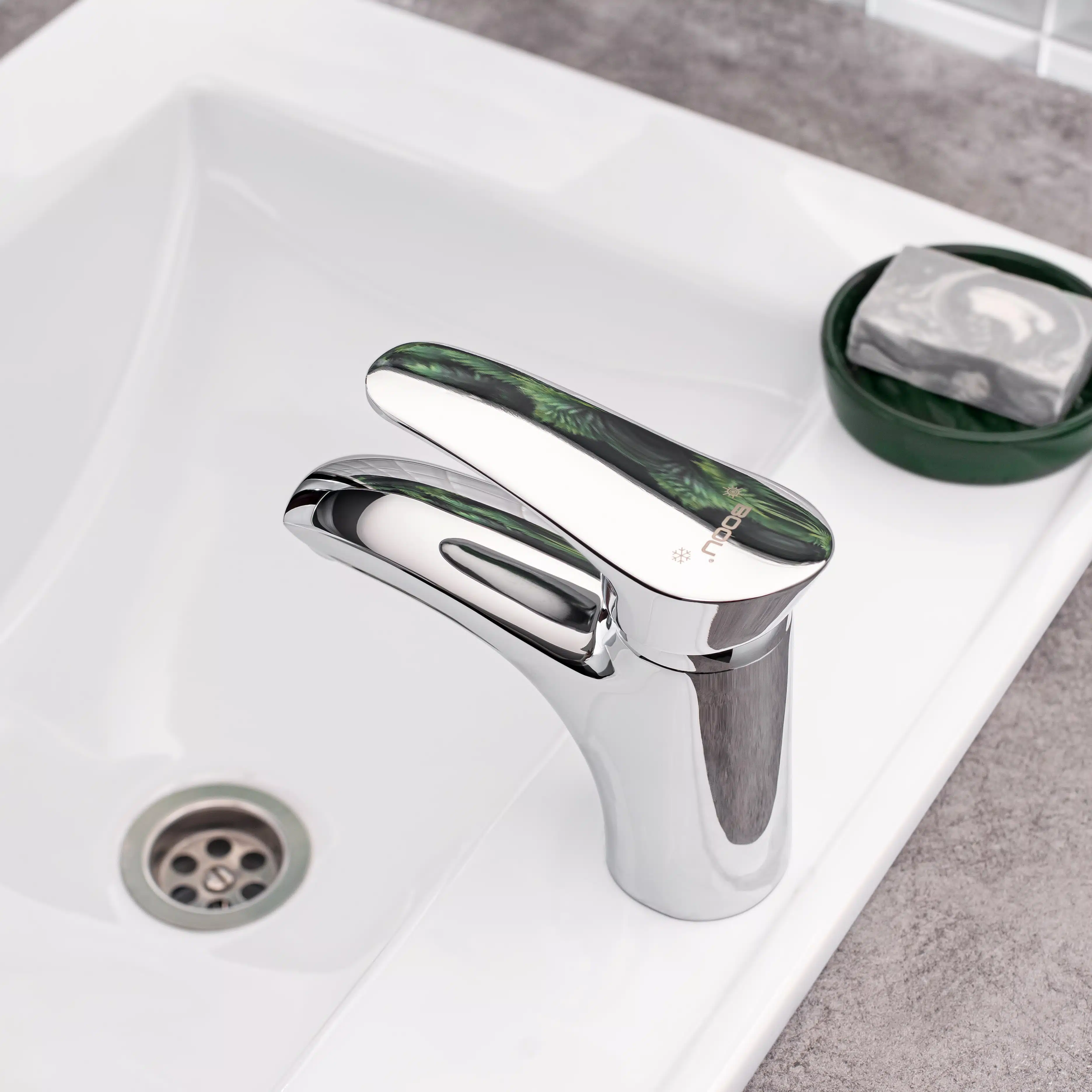 Изображение товара Современный латунный смеситель для умывальника BOOU B8173-1, хром