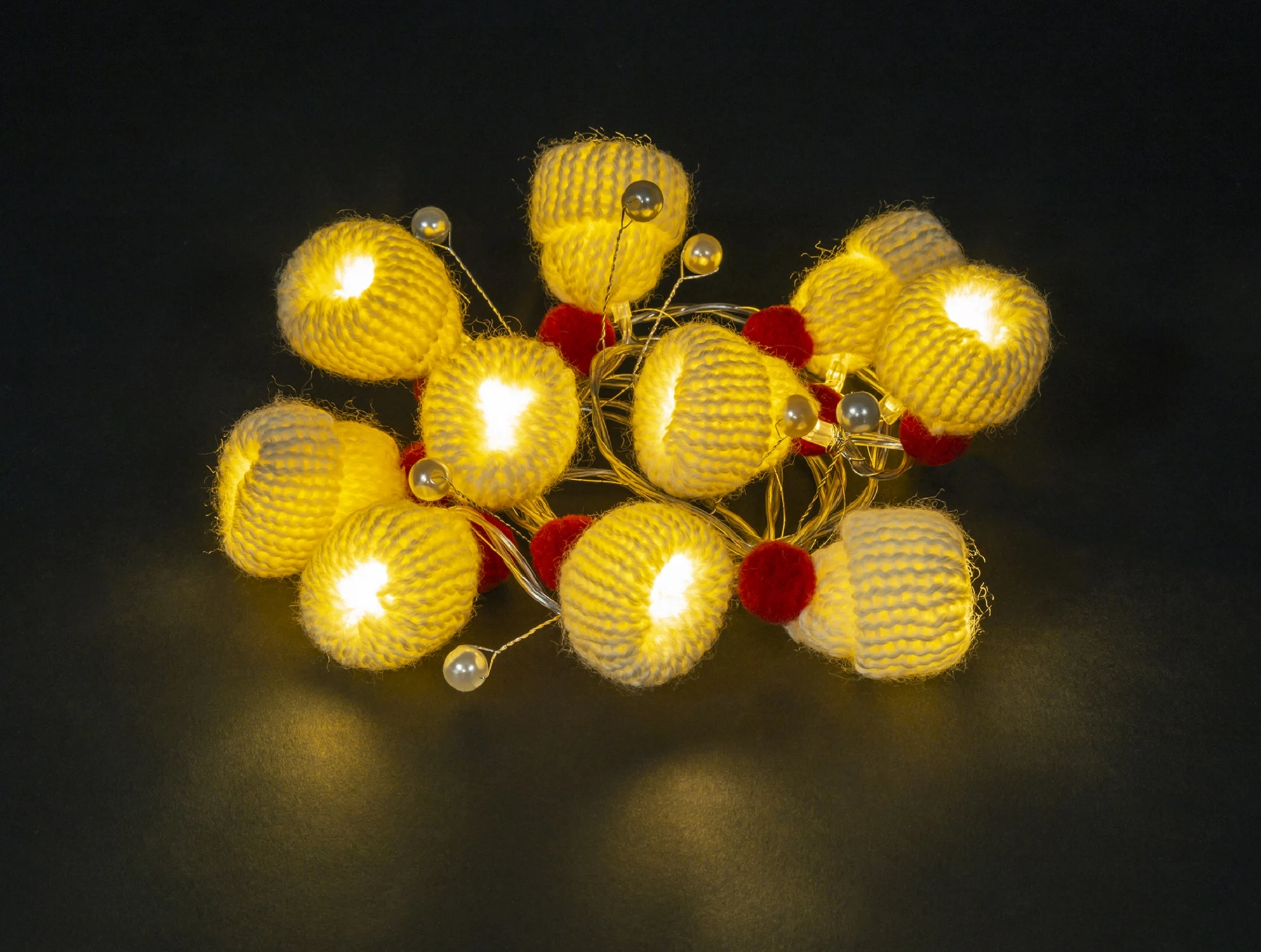 Изображение товара Гирлянда Navigator 95 051 вязаные шапочки, 1.35 м, теплый свет, батарейки