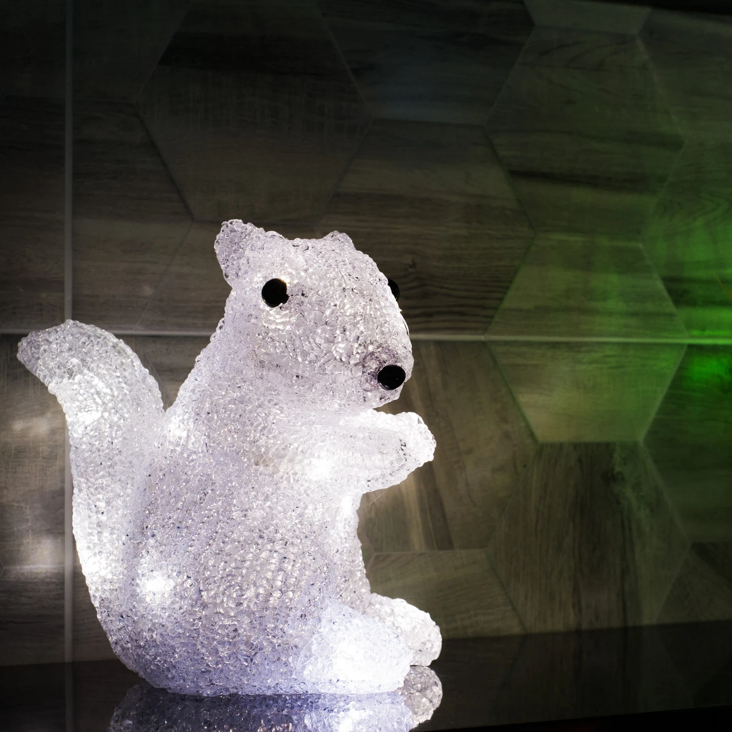 Изображение товара Акриловая светодиодная фигура Белка 17,5х12х18 см для украшения интерьера